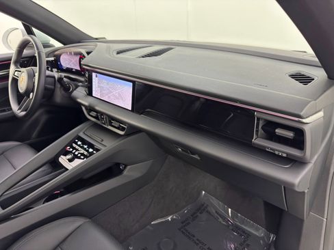 Used 2025 Porsche Macan 4 Electric image 15
