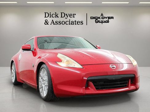 Used 2009 Nissan 370Z Touring RWD image 3