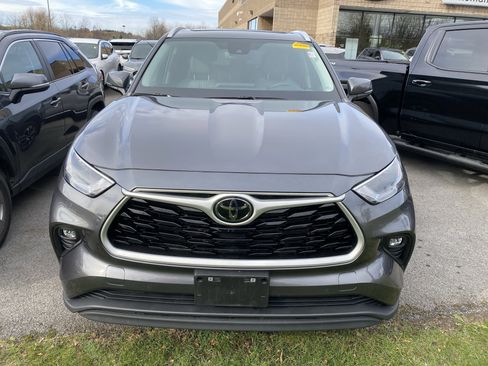Used 2023 Toyota Highlander XLE image 3