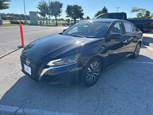 Used 2025 Nissan Altima 2.5 SV FWD image 12