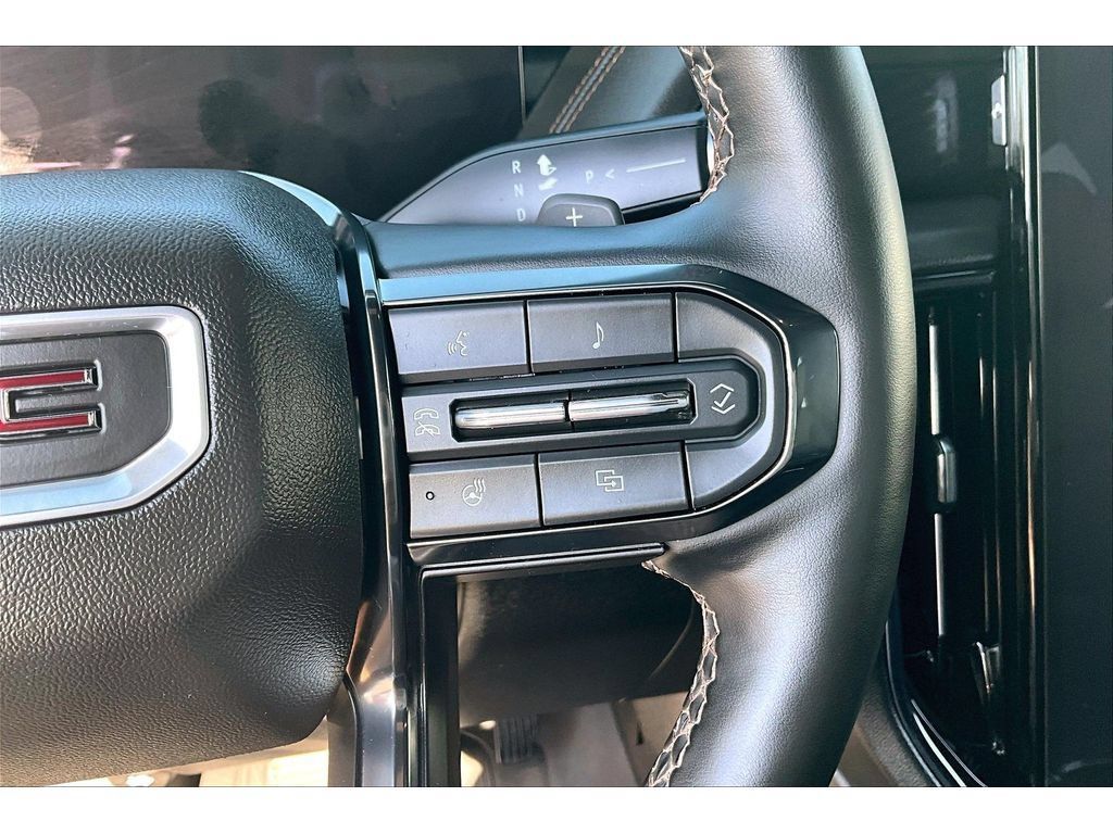 Used 2025 GMC Yukon XL AT4 w/ AT4 Premium Package AWD/4WD image 12