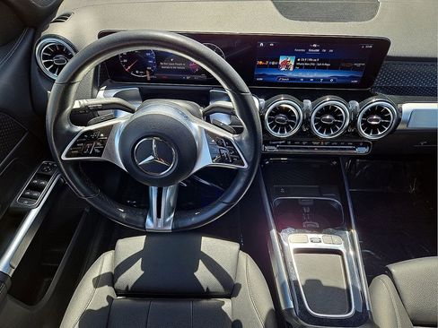 Used 2025 Mercedes-Benz GLB 250 4MATIC image 18