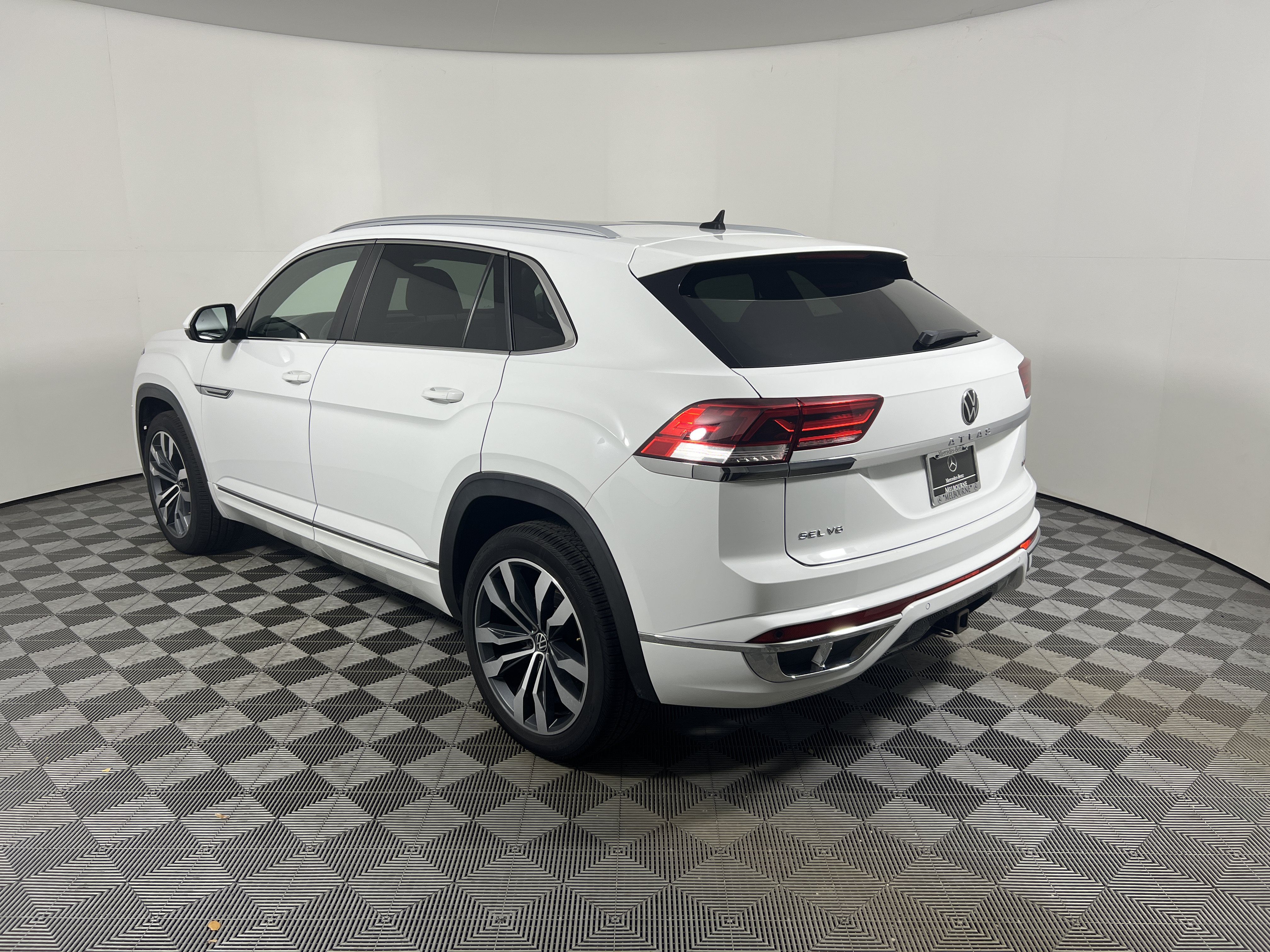 Used 2020 Volkswagen Atlas Cross Sport SEL R-Line AWD/4WD image 3