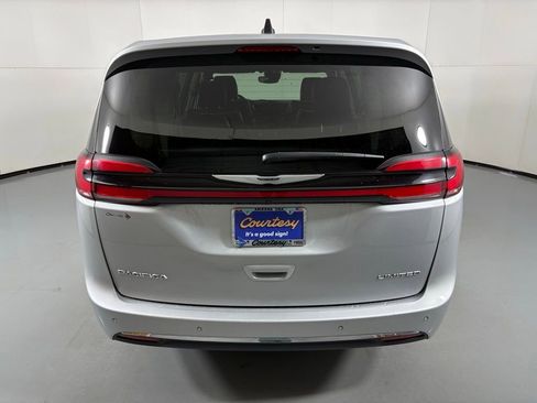 Used 2024 Chrysler Pacifica Limited image 7