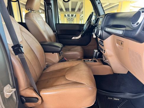 Used 2015 Jeep Wrangler Unlimited Sahara w/ Connectivity Group AWD/4WD image 25