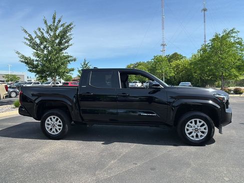 Used 2025 Toyota Tacoma SR5 AWD/4WD image 11