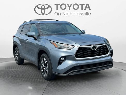 Used 2020 Toyota Highlander XLE AWD/4WD image 11