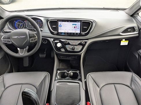 New 2026 Chrysler Pacifica Limited image 15