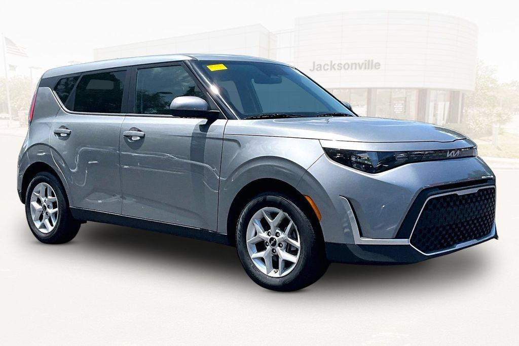 Used 2025 Kia Soul LX w/ LX Technology Package FWD image 3
