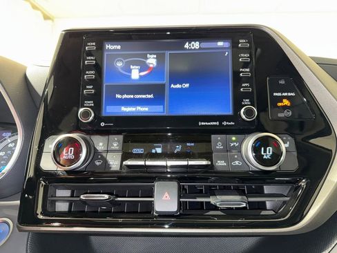 Used 2021 Toyota Highlander XLE AWD/4WD image 29