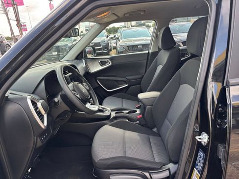 Used 2025 Kia Soul LX w/ LX Technology Package FWD image 24