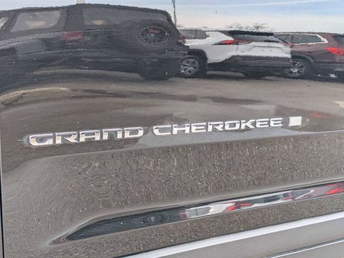 Used 2023 Jeep Grand Cherokee Laredo image 12