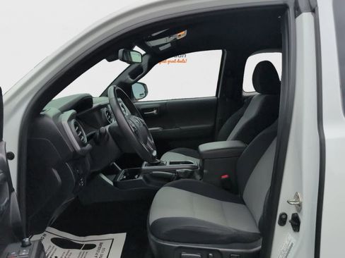 Used 2020 Toyota Tacoma TRD Sport image 10