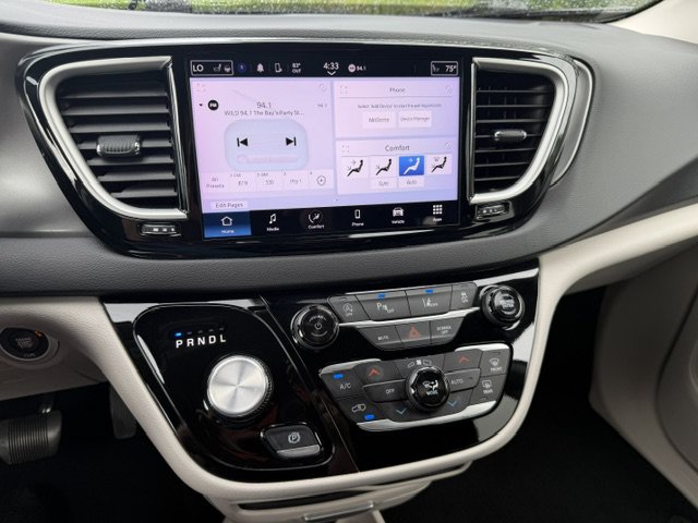 Used 2024 Chrysler Pacifica Touring-L FWD image 14