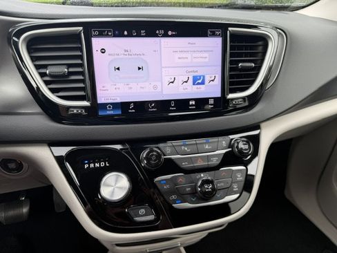 Used 2024 Chrysler Pacifica Touring-L FWD image 14