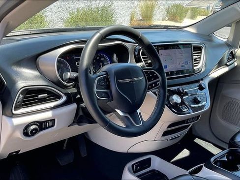 Used 2023 Chrysler Pacifica Touring-L FWD image 14