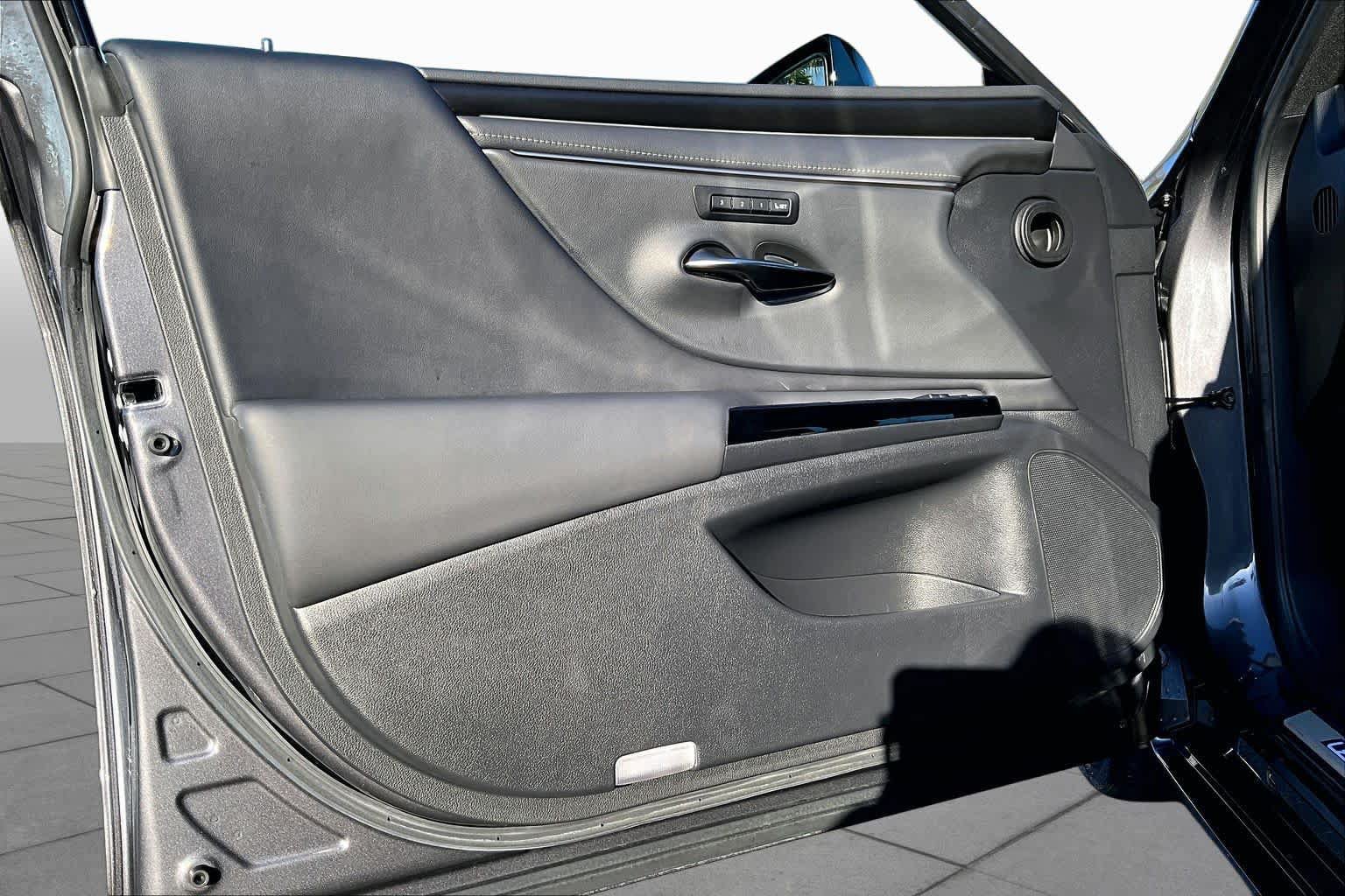 Used 2023 Lexus ES 300h w/ Accessory Package (Z1) FWD image 20
