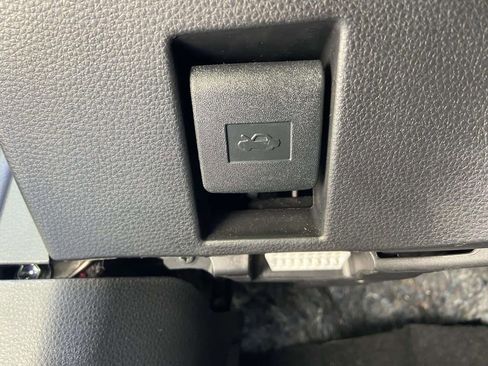 Used 2025 Toyota Corolla LE FWD image 31