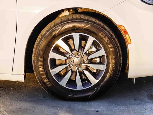 Used 2023 Chrysler Pacifica Touring-L image 11