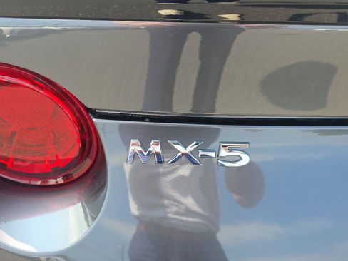 Used 2021 MAZDA MX-5 Miata RF Club RWD image 9