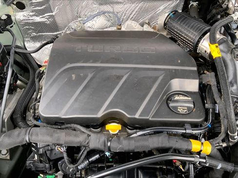 Used 2025 Chevrolet Trax ACTIV w/ Sunroof Package FWD image 33