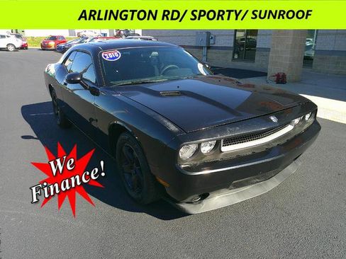 Used 2010 Dodge Challenger SE image 1