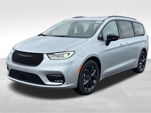 New 2026 Chrysler Pacifica Limited image 3