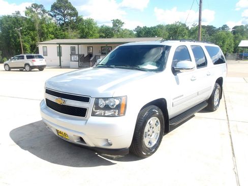 Used 2014 Chevrolet Suburban LT image 2