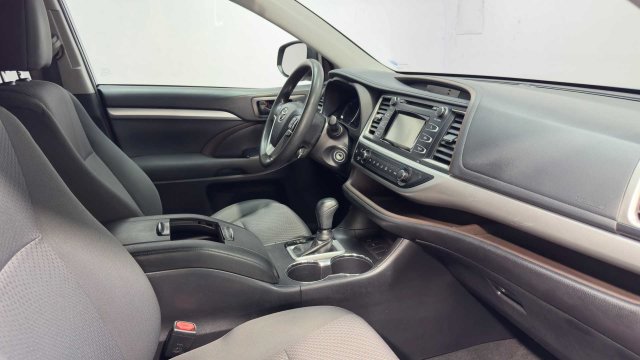Used 2019 Toyota Highlander LE FWD image 12