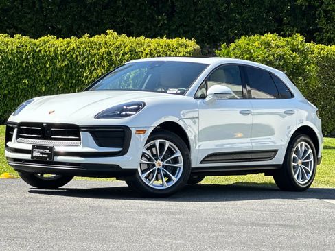 Certified 2025 Porsche Macan AWD/4WD image 1