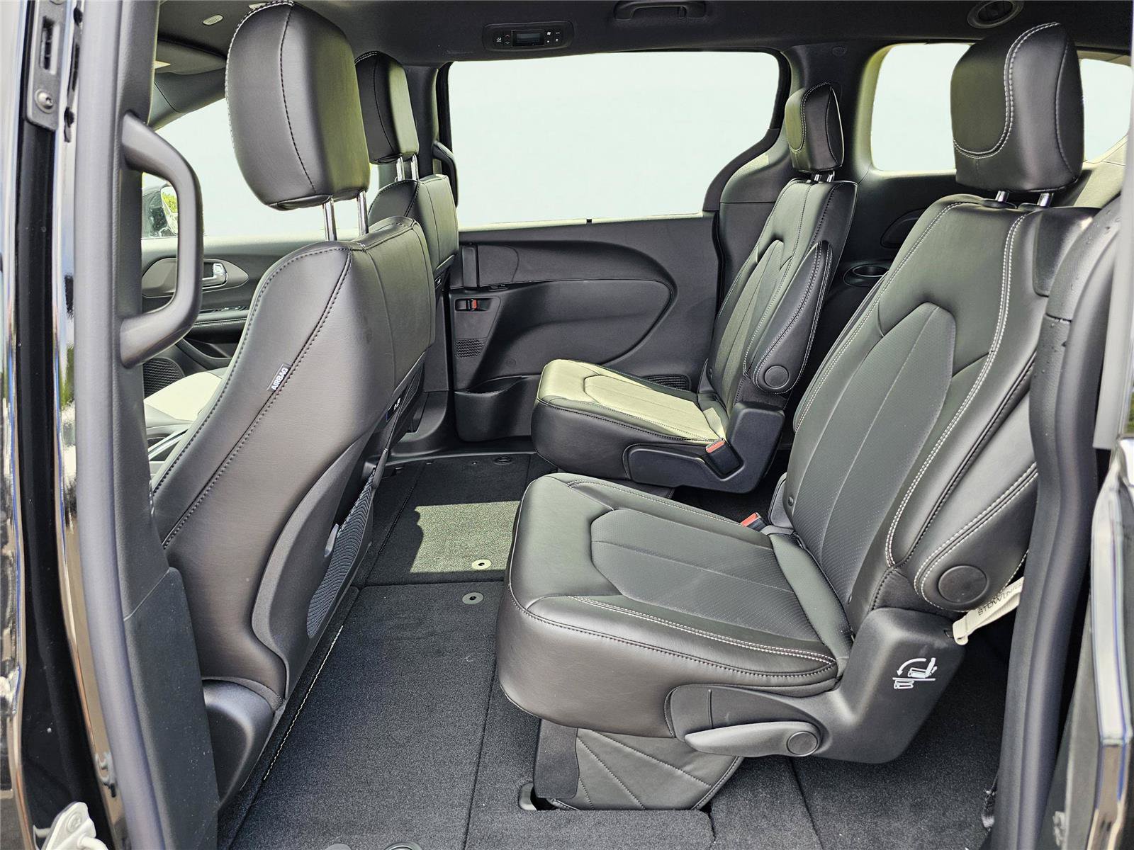 New 2027 Chrysler Pacifica Select FWD image 30