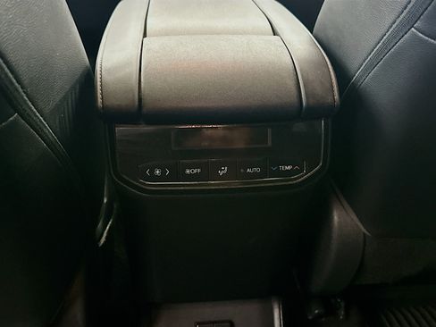 Used 2020 Toyota Highlander XLE FWD image 27