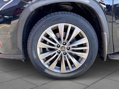 Used 2023 Toyota Highlander Platinum image 11