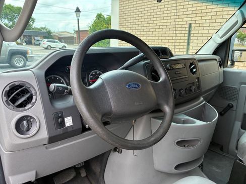 Used 2015 Ford E-350 and Econoline 350 Super Duty RWD image 9
