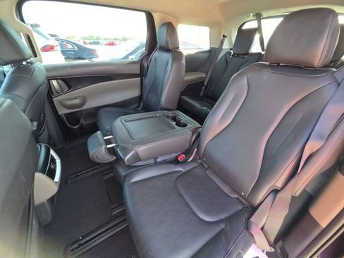 Certified 2025 Kia Carnival FWD image 11