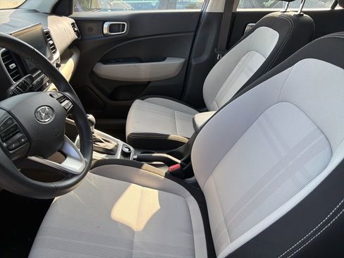 Used 2025 Hyundai Venue SEL FWD image 4