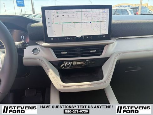 Used 2025 Ford Explorer Active w/ Active Comfort Package RWD image 27