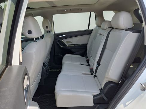 Used 2018 Volkswagen Tiguan SE w/ Panoramic Sunroof Package FWD image 12