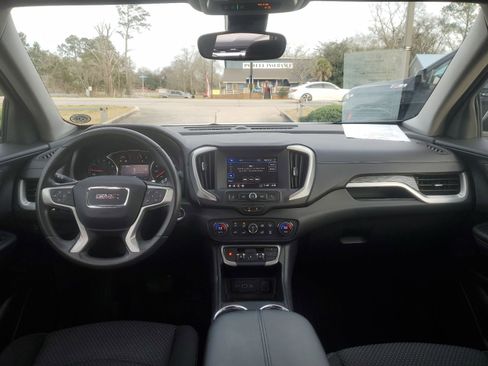 Used 2023 GMC Terrain SLE w/ Driver Convenience Package image 9