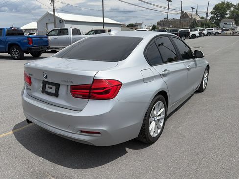 Used 2018 BMW 320i xDrive Sedan AWD/4WD image 3