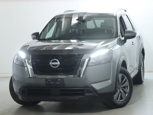 Used 2025 Nissan Pathfinder SV image 3