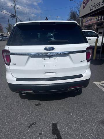 Used 2018 Ford Explorer XLT AWD/4WD image 3