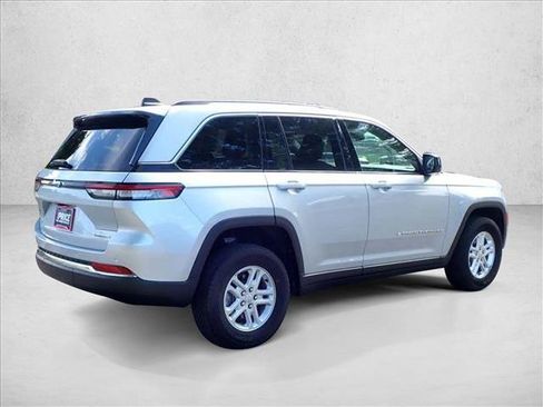 Used 2023 Jeep Grand Cherokee Laredo AWD/4WD image 4
