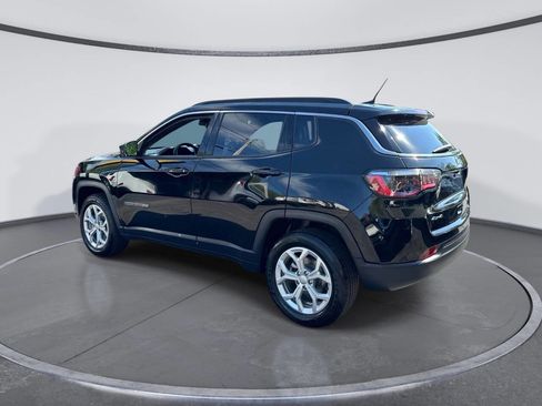 Used 2024 Jeep Compass Latitude AWD/4WD image 2