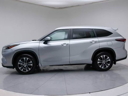 Used 2024 Toyota Highlander XLE image 2
