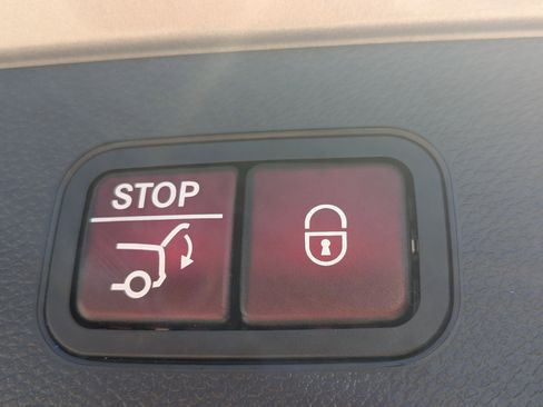 Used 2021 Mercedes-Benz GLC 300 w/ Premium Package image 14