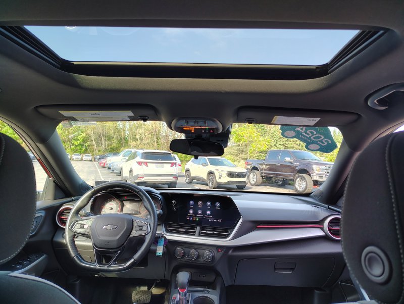 Used 2024 Chevrolet Trax RS w/ Sunroof Package FWD image 43