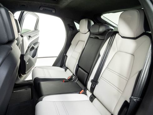 Certified 2026 Porsche Cayenne GTS image 22