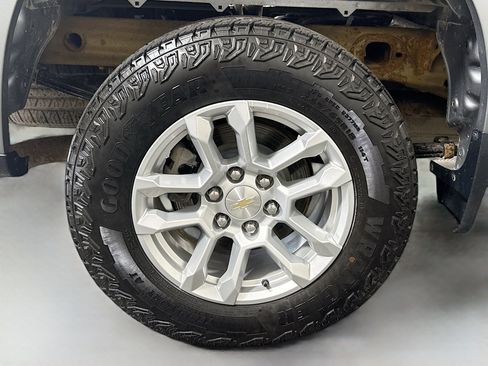 Used 2023 Chevrolet Silverado 1500 LT AWD/4WD image 33