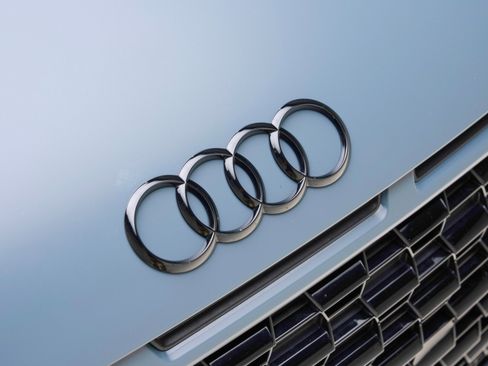 Used 2022 Audi R8 V10 w/ Premium Package RWD image 18